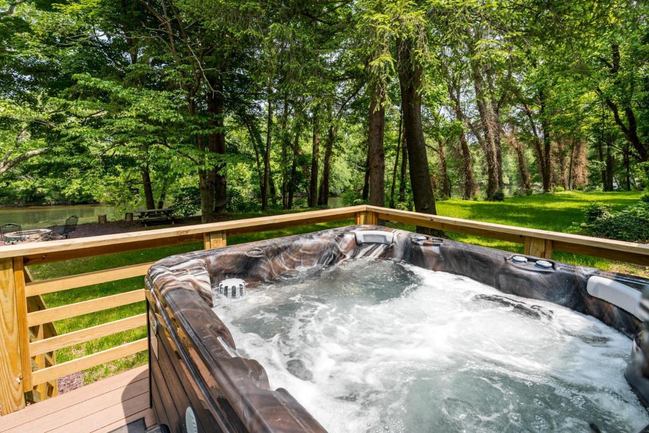 Riverside Log Cabin W Hot Tub Fire Pit Huge Deck Rileyville Exterior photo